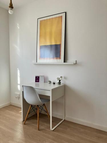 a desk with a chair and a picture on a wall at Descanso del GUERRERO in San Miguel de Fluviá