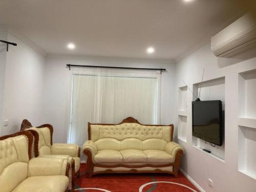 un soggiorno con due divani e una TV a schermo piatto di Melton Cozy Home a Melton South