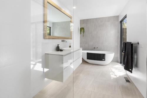 Salle de bains dans l'établissement Bird House Wellness Retreat - Sauna Mineral Pool