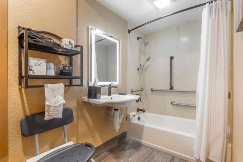 ein Badezimmer mit einem Waschbecken, einem WC und einer Badewanne in der Unterkunft Best Western Plus Landing View Inn & Suites in Branson