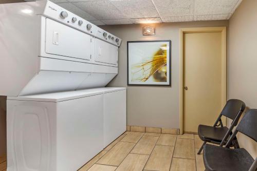 a kitchen with a washer and dryer in a room at Best Western Plus Landing View Inn & Suites in Branson