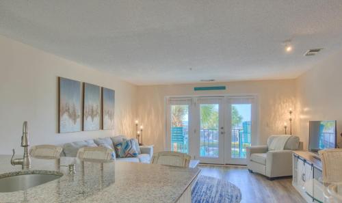 Posezení v ubytování Oceanfront Resort with Pools - Onsite Restaurant - Premier Condo