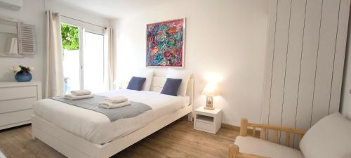 une chambre avec un lit avec des serviettes dessus dans l'établissement Le Ptit Paradis d'Emma - Grand T3, Parking, Terrasse, à Cassis