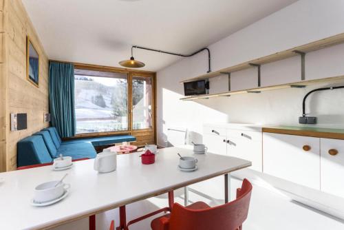 une cuisine et un salon avec une table et des chaises dans l'établissement Résidence Lauzieres - Studio 5 personnes pied des pistes MAE-4944, à Arc 1800