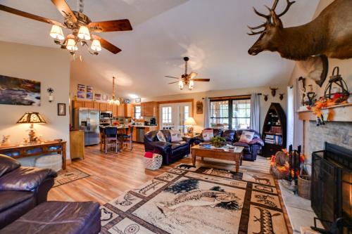 TV/Unterhaltungsangebot in der Unterkunft Cadiz Vacation Home with Deck Walk to Lake Barkley