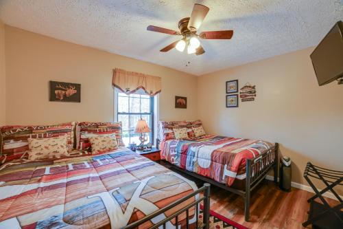 Ein Bett oder Betten in einem Zimmer der Unterkunft Cadiz Vacation Home with Deck Walk to Lake Barkley