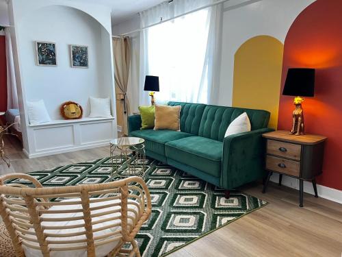 Ruang duduk di Monkey Jungle Vibrant 2-BDRM Rooftop Access, Unit #6