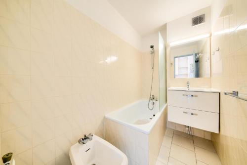 une salle de bain blanche avec des toilettes et un lavabo dans l'établissement Résidence les Hauts de Balaruc - maeva Home - Appartement 2 pièces 4 personnes - Budget MAE-5791, à Balaruc-les-Bains