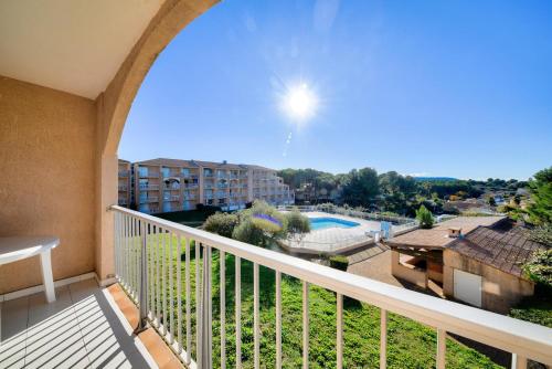- un balcon avec vue sur un complexe dans l'établissement Résidence les Hauts de Balaruc - maeva Home - Appartement 2 pièces 4 personnes - Budget MAE-5791, à Balaruc-les-Bains