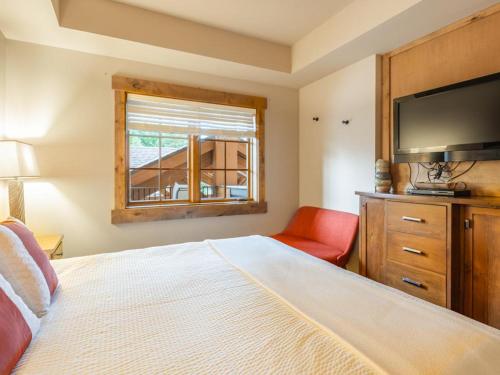 Postel nebo postele na pokoji v ubytování Suncadia Trailhead 1 Condo 209