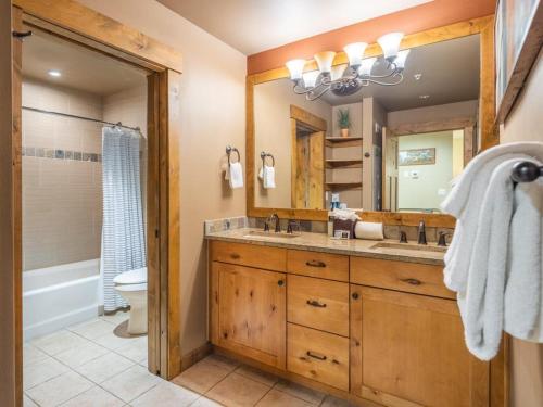 Koupelna v ubytování Suncadia Trailhead 1 Condo 209