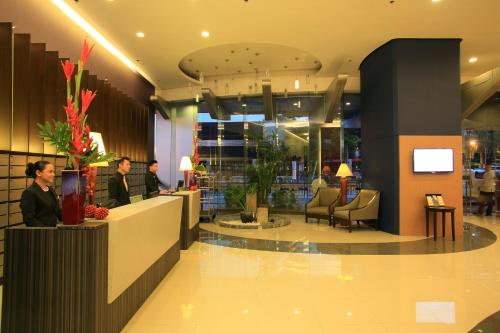 El vestíbulo o zona de recepción de The Malayan Plaza Hotel