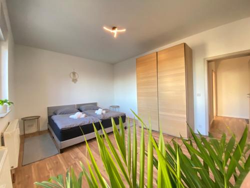 Postel nebo postele na pokoji v ubytování HOCHWERTIGE Ferienwohnung mit 7qm Balkon, Netflix, Kaffeeautomat, RainShower Bad