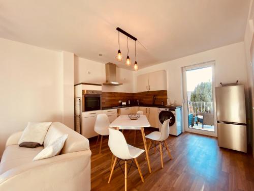 Kuchyň nebo kuchyňský kout v ubytování HOCHWERTIGE Ferienwohnung mit 7qm Balkon, Netflix, Kaffeeautomat, RainShower Bad