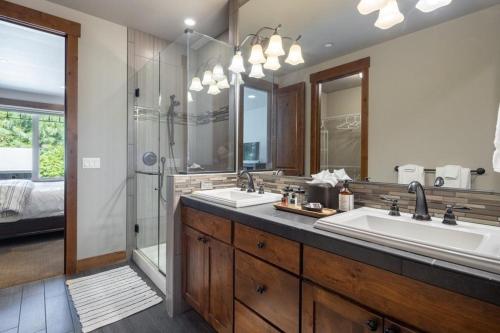 クレエルムにあるSuncadia 3 Bed Boutique Mountain Lodgeの洗面台2つとシャワー付きのバスルーム