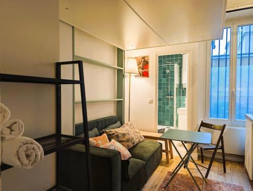 - un salon avec un canapé et des lits superposés dans l'établissement Cozy Nest - Montmartre Caulaincourt, à Paris