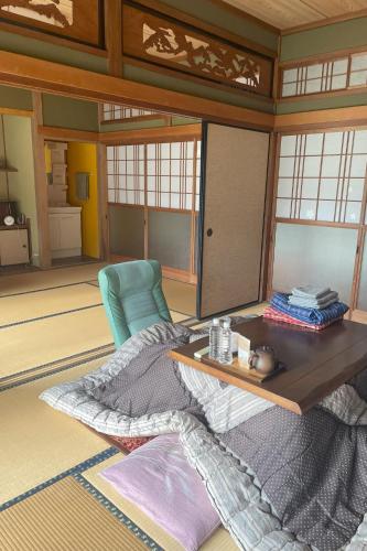Un lugar para sentarse en ホームステイ型民泊The 34Sassysサッシーズ