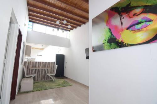 a living room with a painting on the wall at luminoso y fresco apto cerca de todo in Girón