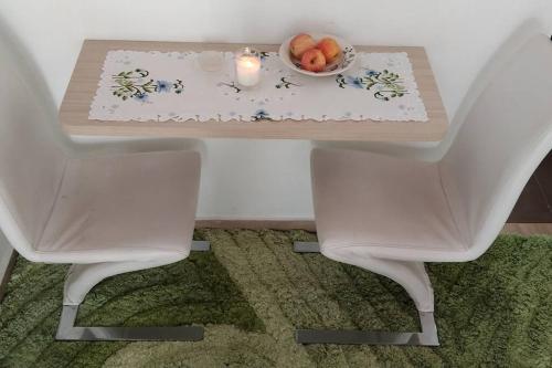 a table with a bowl of fruit and a candle at luminoso y fresco apto cerca de todo in Girón