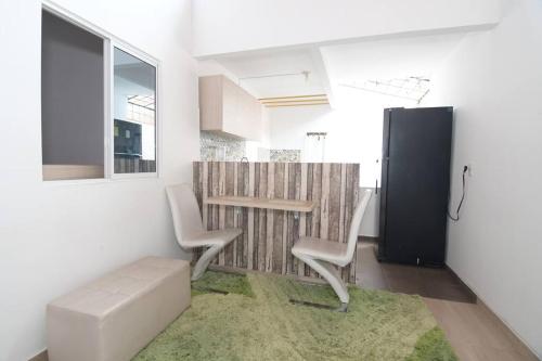 a living room with two chairs and a table at luminoso y fresco apto cerca de todo in Girón