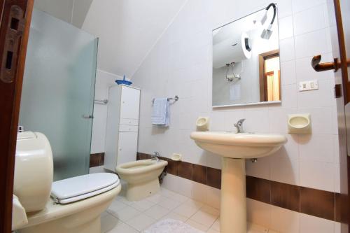 un baño con inodoro y lavabo en Casa Gavina With Garden Alghero, en Fertilia