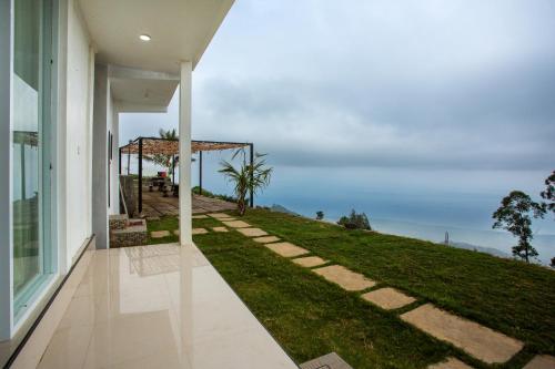 a house with a view of the ocean at Alam Nirwana in Gretek