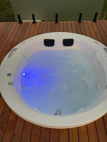 a white bath tub sitting on a wooden deck at Cabanas Purunã Ipê-Amarelo in Balsa Nova