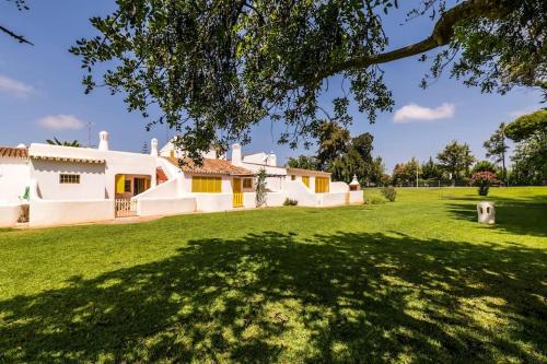 Vilamoura Beach Villa by nature with Olympic Pool