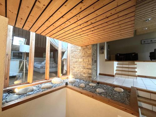 une chambre avec des rochers sur un comptoir et une fenêtre dans l'établissement High end holiday home for 6 people, à Trébeurden