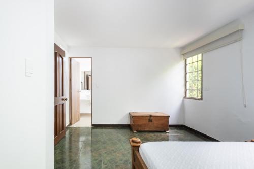 a white room with a bed and a window at Hotel Chalet La Sofia by Majuva in Armenia
