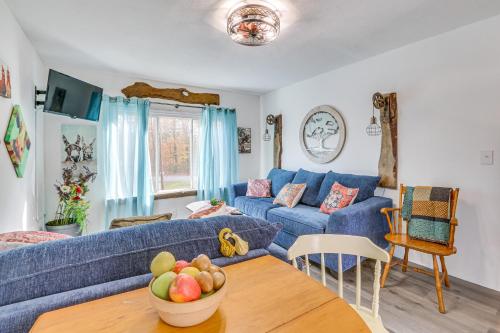 Χώρος καθιστικού στο Countryside Gem on Homestead in Asheboro!