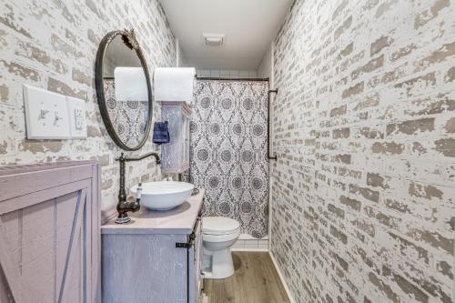 Ένα μπάνιο στο Countryside Gem on Homestead in Asheboro!