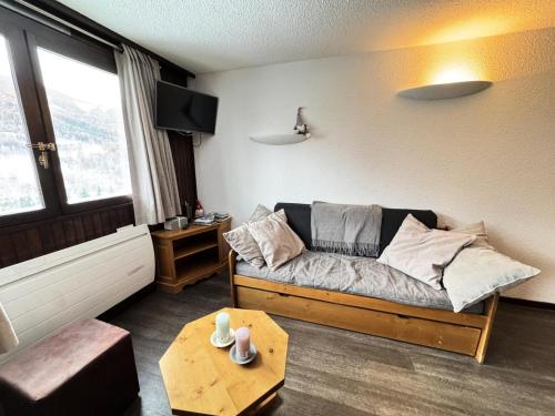 Photo de la galerie de l'établissement Résidence Les Melezes - Studio lumineux & rénové · Accès pistes par navette · Casier à skis privé · vue sur les pistes MAE-0704, à Champcella