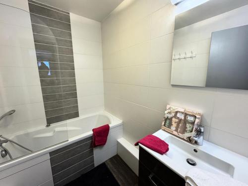 Photo de la galerie de l'établissement Résidence Les Melezes - Studio lumineux & rénové · Accès pistes par navette · Casier à skis privé · vue sur les pistes MAE-0704, à Champcella