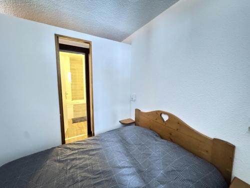 a bedroom with a bed in a room with a window at Résidence Les Melezes - Studio lumineux & rénové · Accès pistes par navette · Casier à skis privé · vue sur les pistes MAE-0704 in Champcella