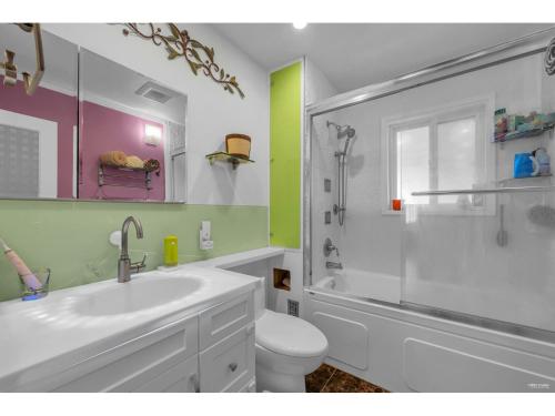 Ванная комната в Cozy 3BR Holiday Retreat 2 Free Parking AC King BD