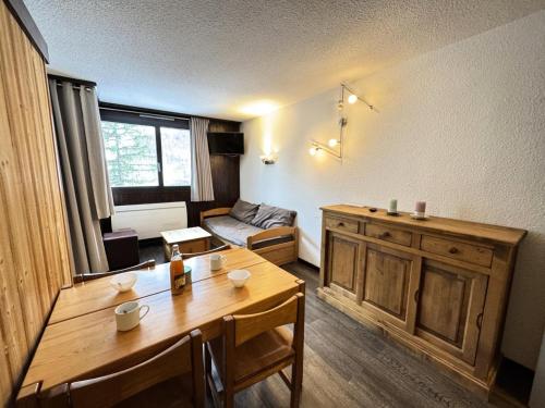 un salon avec une table et un canapé dans l'établissement Résidence Les Melezes - Studio chaleureux & rénové · Accès pistes par navette · Vue sur les pistes MAE-0784, à Champcella