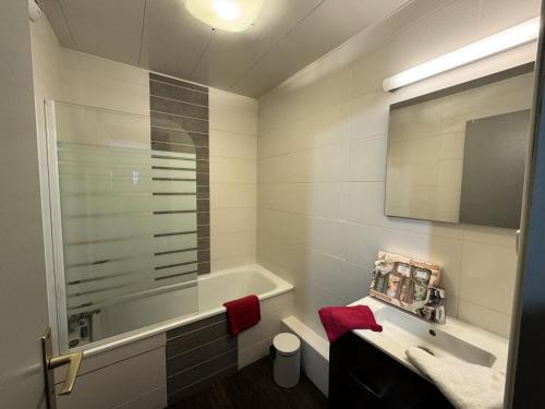 a bathroom with a sink and a bath tub at Résidence Les Melezes - Studio chaleureux & rénové · Accès pistes par navette · Vue sur les pistes MAE-0784 in Champcella