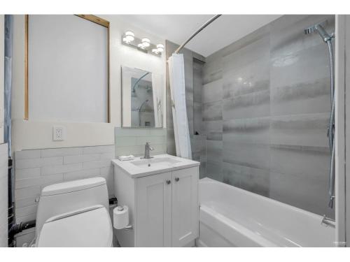 Ванная комната в Cozy 3BR Holiday Retreat 2 Free Parking AC King BD
