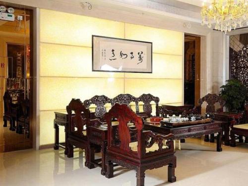 a dining room with a table and chairs in a room at Fuzhou Xin Zi Yang Hotel in Fuzhou