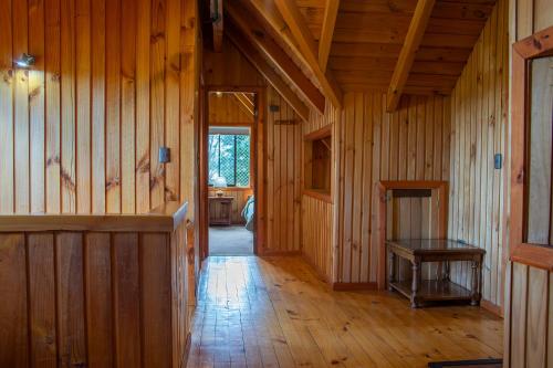 a hallway of a wooden cabin with a wooden floor at Maravillosa cabaña Panguipulli in Panguipulli