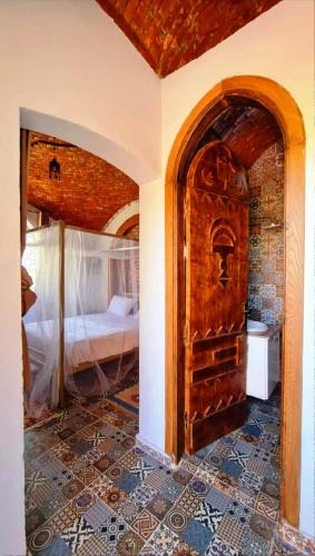 a bedroom with a bed and an archway in a room at Luxor Tower in Luxor