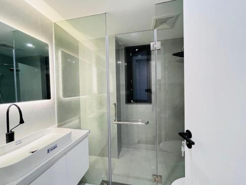 Bund Branch New west door 2 bedrooms big house في شانغهاي: حمام مزود بدش ومغسلة