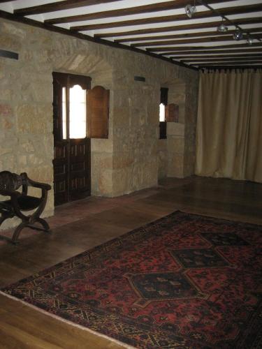 a room with a rug and a door and a window at Arganzón Plaza in La Puebla de Arganzón