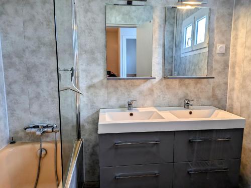 une salle de bain avec un lavabo et un miroir dans l'établissement Maison de campagne calme avec jardin, proche du Zoo de Beauval et châteaux de la Loire - FR-1-591-84, à Poulaines