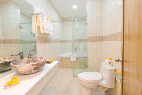 uma casa de banho com um WC, um lavatório e um chuveiro em The Airport Hotel em Cidade de Ho Chi Minh