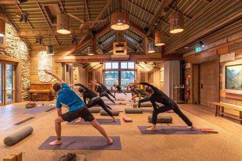 un gruppo di persone in una lezione di yoga in una stanza di The Headwaters Eco Lodge a Glenorchy