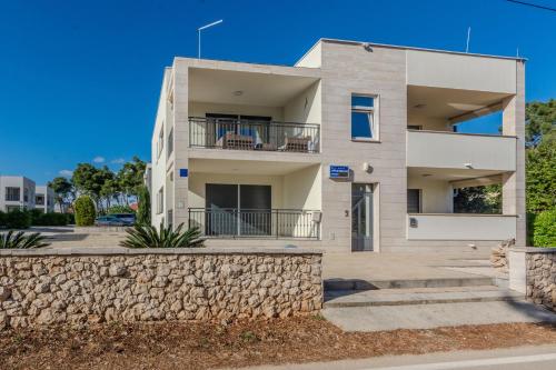 Apartments with parking spaces Vir - 18519