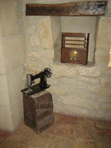 a gun on the wall of a stone wall at Arganzón Plaza in La Puebla de Arganzón