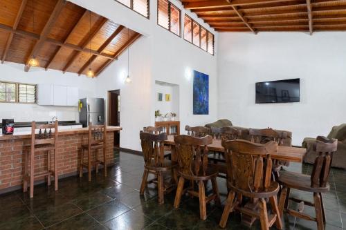a dining room with a long table and chairs at Hotel Chalet La Sofia by Majuva in Armenia
